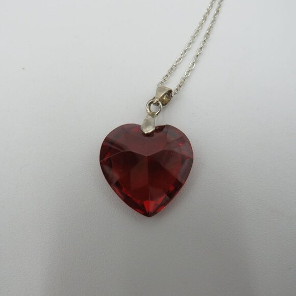 Crystal Necklace 18" Heart Shaped Faceted Red Pendant Necklace Silver Tone Chain - Picture 4 of 7